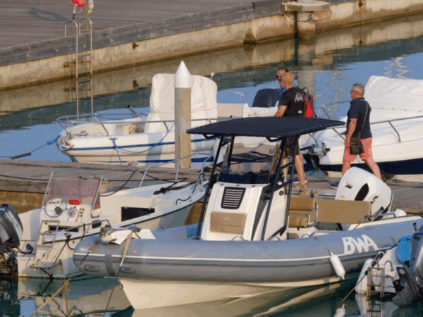 Qual motor de popa oferece o melhor desempenho para sua embarcação?