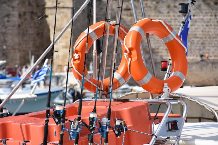 Quais equipamentos de segurança para embarcações são obrigatórios por lei?