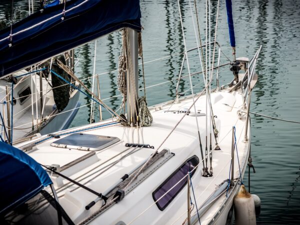 Bomba de porão automática vale a pena? Entenda quando instalar no barco.