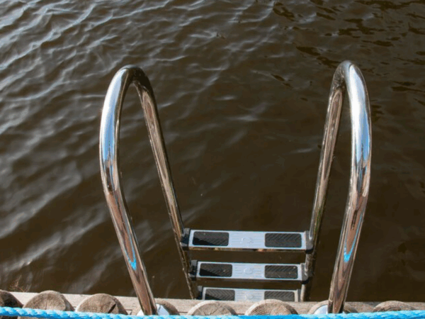 Escada náutica: quais critérios avaliar para facilitar o acesso à embarcação?