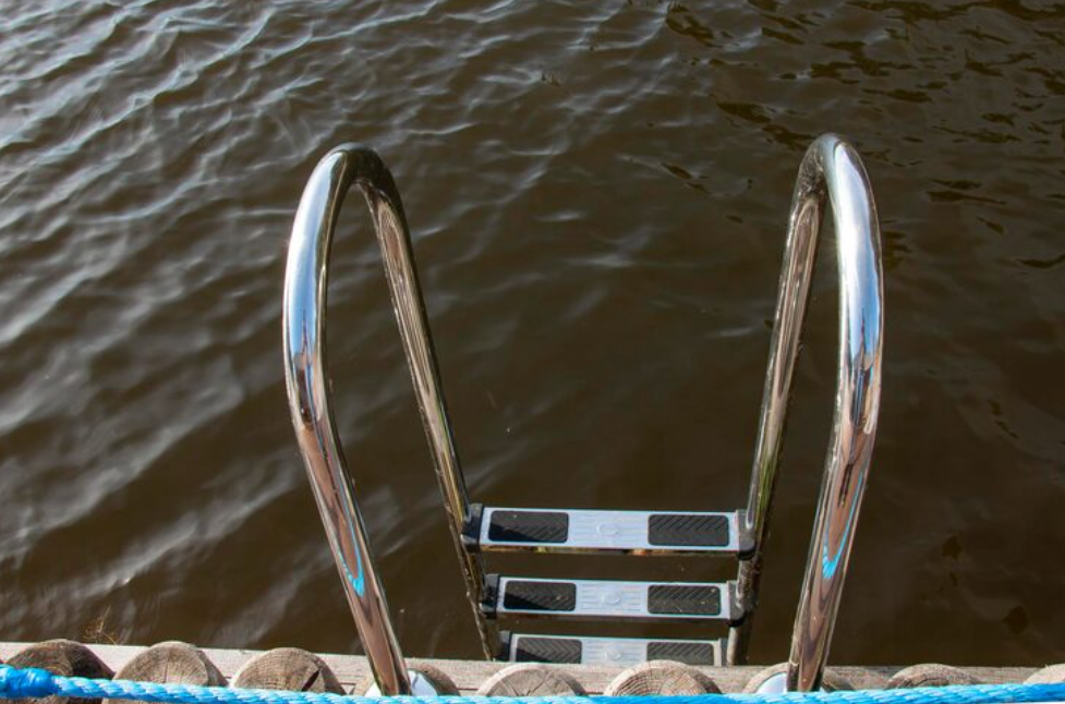 Escada náutica: quais critérios avaliar para facilitar o acesso à embarcação?