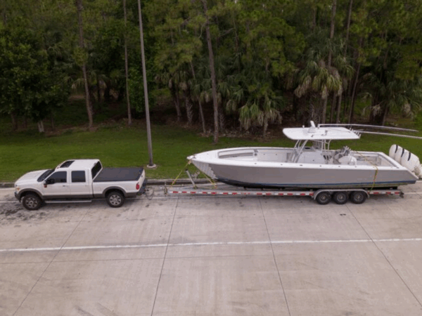Como escolher a carreta para barco ideal para transporte seguro?
