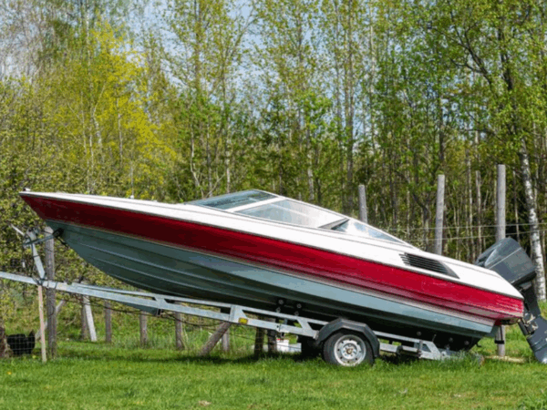 Como evitar danos no barco durante o uso de carreta de encalhe?