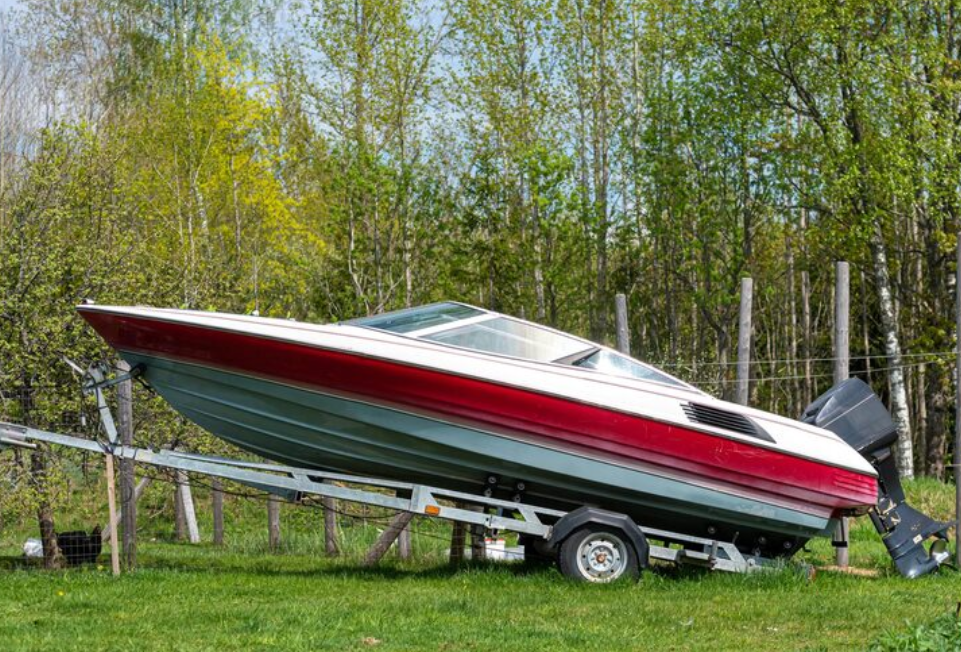 Como evitar danos no barco durante o uso de carreta de encalhe?